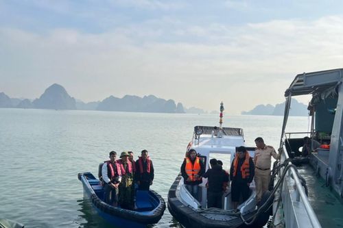 Quảng Ninh: Kịp thời cứu hộ 6 thuyền viên gặp nạn trên biển