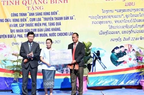 Quảng Bình tặng nhiều công trình dân sinh cho cụm dân cư biên giới tỉnh Khammouane (Lào)