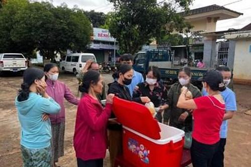 Bát cháo ấm lòng bệnh nhân nghèo