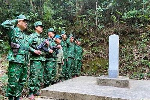 Tuần tra khép kín đoạn biên giới Việt Nam - Lào