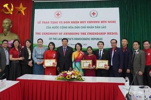 Trung ương Hội Chữ thập đỏ Việt Nam đón nhận Huy chương Hữu nghị của Chính phủ nước Cộng hòa Dân chủ nhân dân Lào