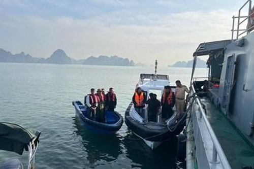Quảng Ninh: Cứu hộ thành công 6 thuyền viên gặp nạn