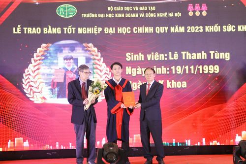 Gần 300 sinh viên Trường ĐH Kinh doanh và Công nghệ HN nhận bằng tốt nghiệp