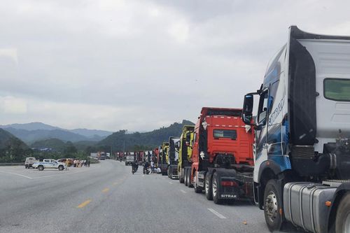 Tạm giữ giấy tờ dàn xe đầu kéo rước dâu ở Hà Tĩnh