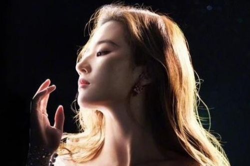 Lưu Diệc Phi chọn đầm của nhà thiết kế Việt Nam để chụp ảnh quảng bá phim hoạt hình
