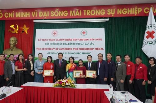 Trung ương Hội Chữ thập đỏ Việt Nam nhận Huy chương Hữu nghị của Chính phủ Lào