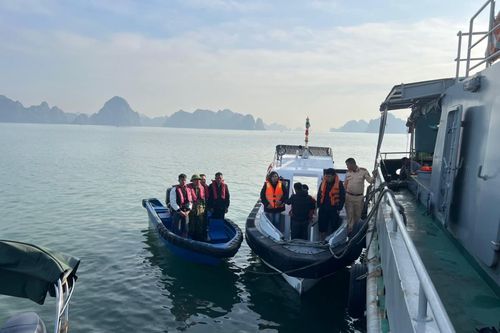 Cứu hộ thành công 6 thuyền viên bị nạn trên vùng biển Quảng Ninh