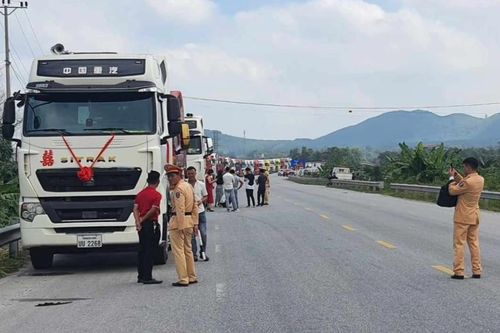 Rầm rộ rước dâu bằng 50 xe đầu kéo trên quốc lộ, công an phải 'vào cuộc'