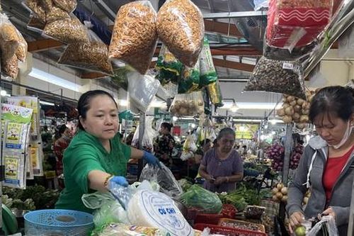Chợ truyền thống lay lắt bám trụ