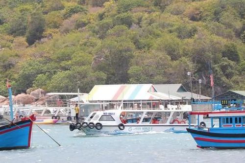Khách sạn, nhà hàng xây trái phép bên vịnh Vĩnh Hy