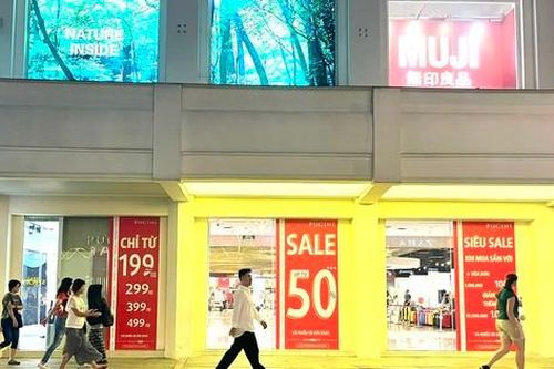 Black Friday mở sớm, hàng hiệu 'sale chồng sale' vẫn ế chỏng chơ
