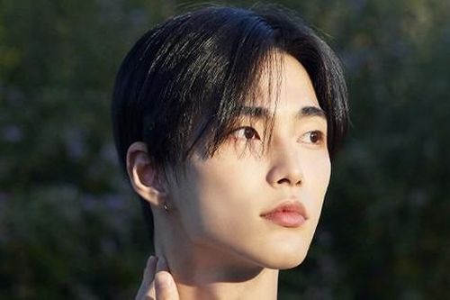 Nam ca sĩ 20 tuổi có đời tư hỗn loạn bị đình chỉ hoạt động vô thời hạn