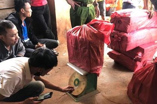Bắt nhóm đối tượng mang hơn nửa tấn pháo từ biên giới về bán