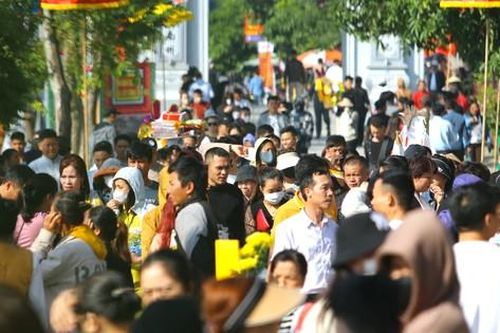 Đông nghịt người về dự Lễ hội Đền Ông Hoàng Mười