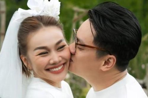 Showbiz 22/11: Nhạc trưởng Trần Nhật Minh vác Thanh Hằng lên vai