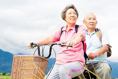Lý do phụ nữ ngày càng có tuổi thọ cao hơn nam giới