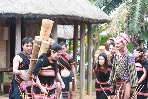 Nơi phụ nữ phải cõng sính lễ tới nhà trai để xin cưới