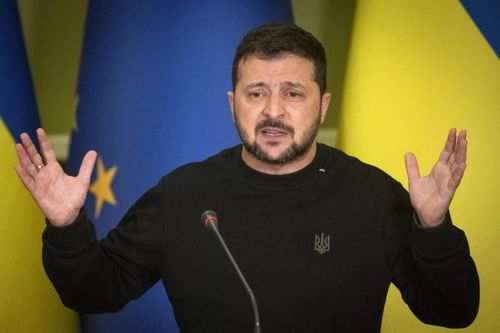 Ông Zelensky nói tình hình khó khăn ở 4 hướng tại DPR, Kiev nhận thêm viện trợ