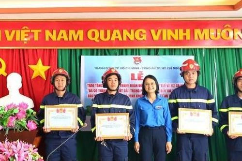 Thành Đoàn TP.HCM khen thưởng tập thể, cá nhân tham gia chữa cháy