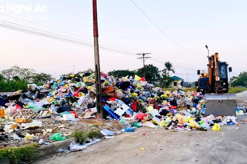 Tuyến đường giữa nội thành Vinh thường xuyên chịu cảnh ngập nước, rác thải