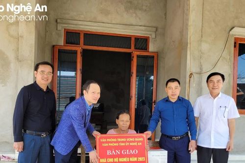 Văn phòng Tỉnh ủy bàn giao nhà ở cho hộ nghèo, người có khó khăn tại huyện Con Cuông