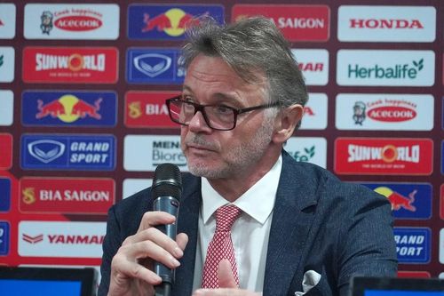 HLV Troussier tiết lộ lý do không sử dụng Hoàng Đức 2 trận liên tiếp