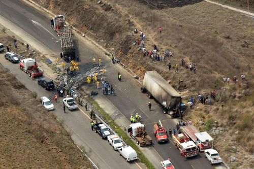 Mexico: Lật xe buýt trên đường cao tốc khiến 12 người thiệt mạng