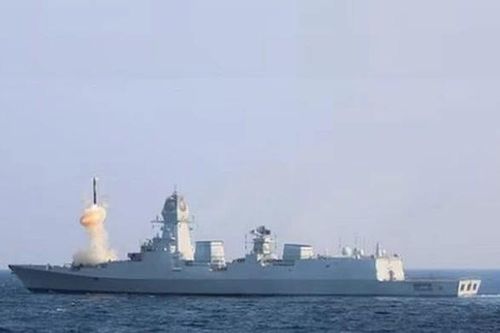 Ấn Độ thử nghiệm tên lửa Brahmos tầm xa đầu tiên từ tàu khu trục