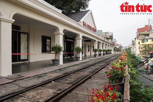 Ngồi Hỏa Xa Cafe, lãng mạn ngắm tàu chạy qua cầu Long Biên trăm tuổi