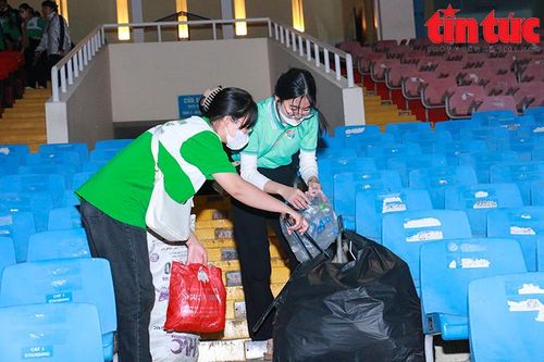 Hành động đẹp: 'Hội yêu rác' dọn sạch sân VĐV Mỹ Đình sau trận đấu với đội tuyển Iraq