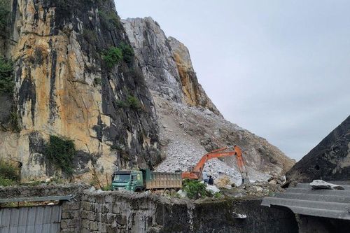 Mỏ đá nổ mìn gây nguy hiểm cho dân từng khai thác ngoài mốc giới