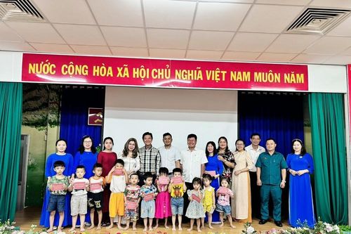 Công ty Kim Tài Phúc trao học bổng 'Thắp sáng ước mơ thiếu nhi Việt Nam'