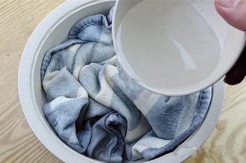 Giặt ga trải giường bằng xà phòng là chưa đủ, thêm thứ này ngâm 5 phút là sạch bụi bẩn lẫn vi khuẩn