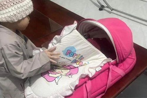 Phú Yên: Bé gái sơ sinh bị bỏ rơi ở chùa, vừa giận vừa thương với lá thư mẹ bé để lại
