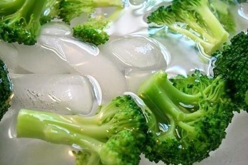 Mẹo đơn giản để món rau luộc giữ màu xanh mướt