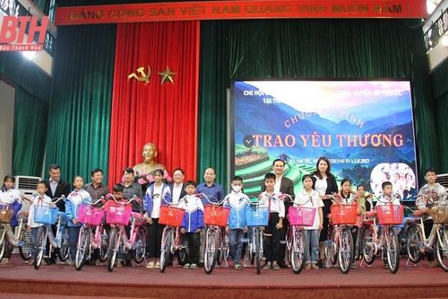 Chi hội báo chí Trung ương tại Thanh Hóa trao quà cho học sinh huyện Bá Thước