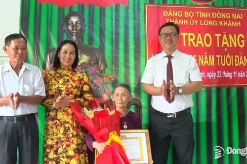 Trao Huy hiệu 75 năm tuổi Đảng cho đảng viên Trịnh Thị Tân