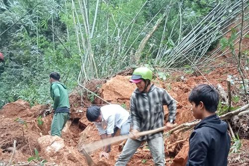 Khắc phục điểm sạt lở tại đèo Kon Pne