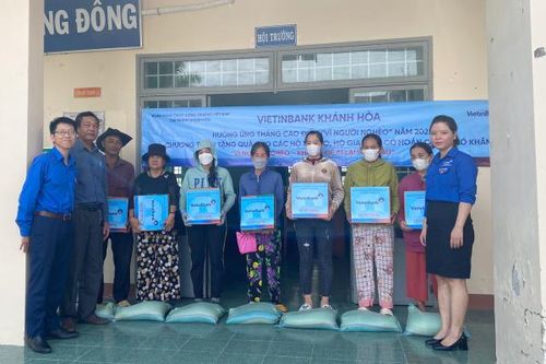Công đoàn - Đoàn Thanh niên Vietinbank Chi nhánh Khánh Hòa trao 100 phần quà hỗ trợ người dân khó khăn huyện Cam Lâm