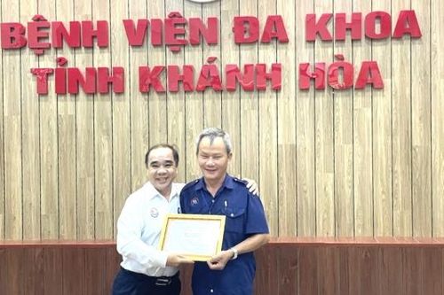 Bệnh viện Đa khoa tỉnh Khánh Hòa khen thưởng đột xuất cho nhân viên nhặt của rơi, trả người đánh mất
