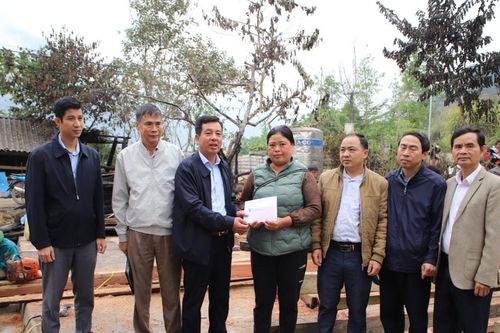 Bát Xát: Thăm hỏi, động viên gia đình nhà giáo bị cháy nhà