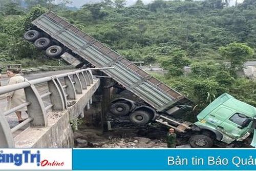 Xe tải lao xuống vực sâu bên Quốc lộ 15D, lái xe bị thương nặng