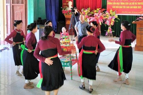 Kim Phú phục dựng điệu múa truyền thống của người Cao Lan