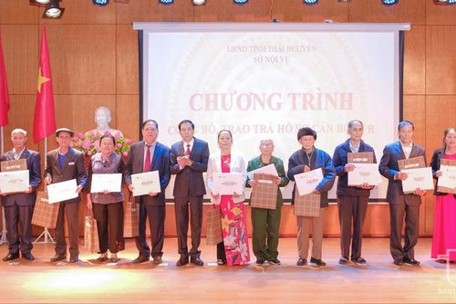 Thái Nguyên: Trao trả hồ sơ, kỷ vật cho cán bộ đi B