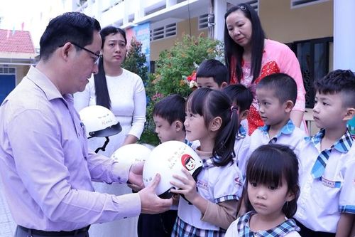 Tặng mũ bảo hiểm cho học sinh với chủ đề 'Giữ trọn ước mơ'