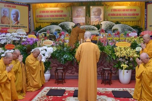 Đức Pháp chủ tưởng niệm nhị vị Trưởng lão Hòa thượng Thích Hiển Pháp và Hòa thượng Thích Chơn Thiện