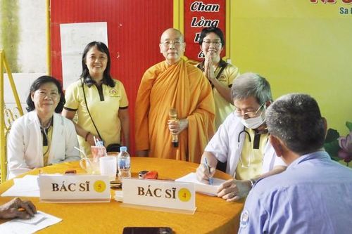 Ban Từ thiện xã hội Báo Giác Ngộ tổ chức khám bệnh, tặng quà bà con nghèo tại TP.Sa Đéc
