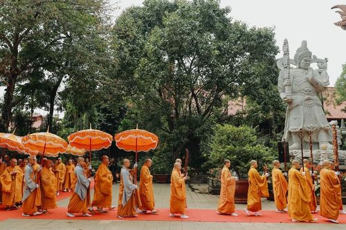 Giới sư Ni hướng dẫn các giới tử cầu Chánh pháp Đại Tăng trong Đại giới đàn Bửu Huệ