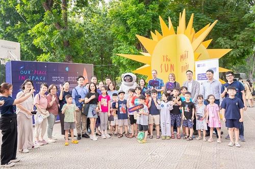 Các bạn nhỏ hào hứng khám phá vũ trụ tại sự kiện Our Place in Space