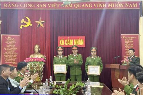 Thăm và tặng giấy khen cán bộ bị thương khi thi hành công vụ